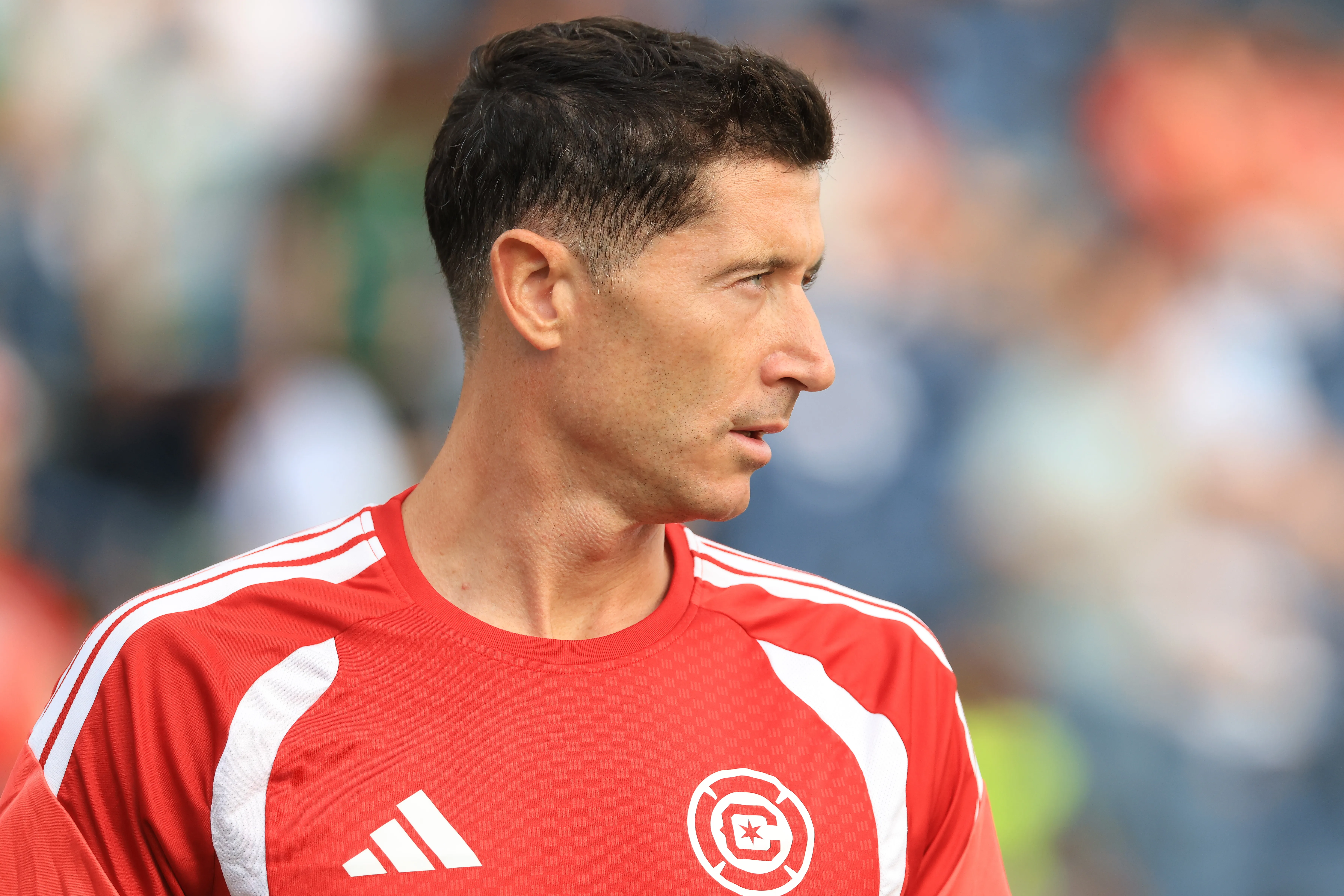 Robert Lewandowski amenaza a la defensa y portería de Cruz Azul. (Getty Images)
