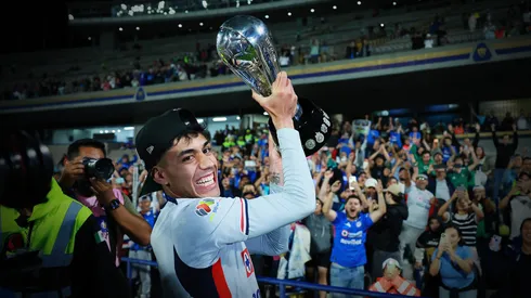 Omar Campos levanta la mano para la Selección Mexicana.