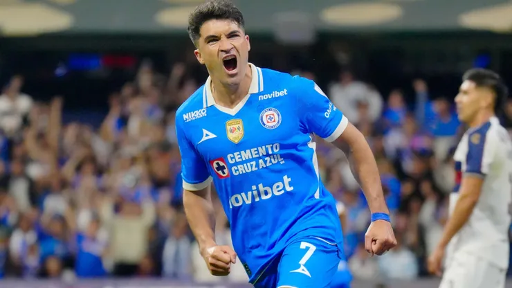 Nicolás Ibáñez, delantero de Cruz Azul, celebra su gol contra Atlante.
