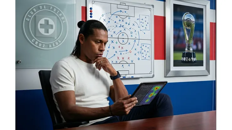 Joel Huiqui tendrá que meter mano por varias bajas en Cruz Azul.