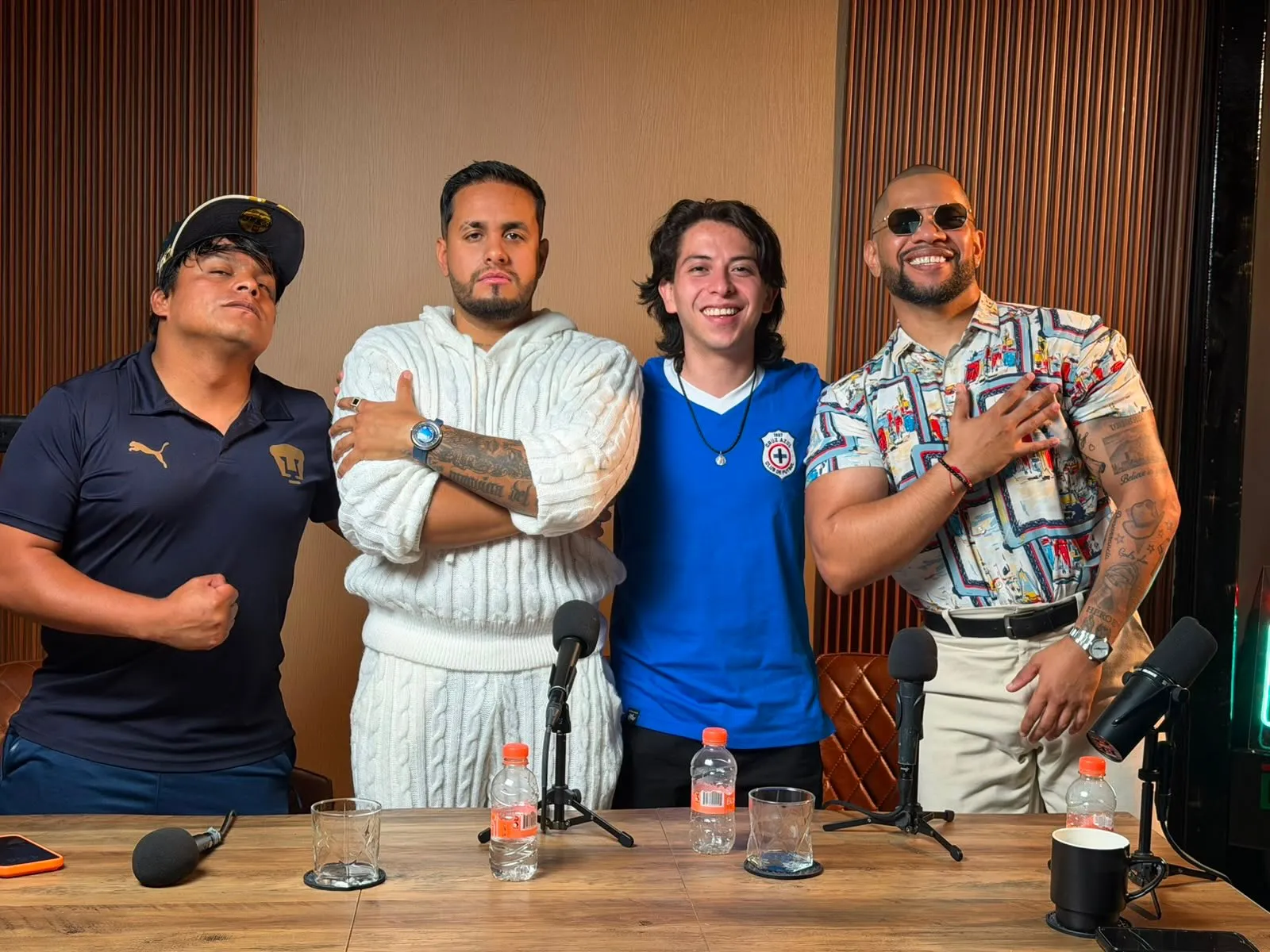 El staff de “Pláticas del Mal” junto a Pello Maldonado. (Instagram)