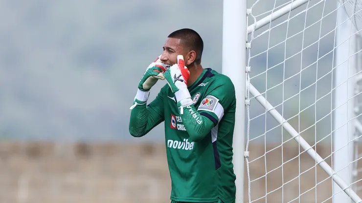 Emmanuel Ochoa levanta la mano para aparecer en el primer equipo de Cruz Azul.
