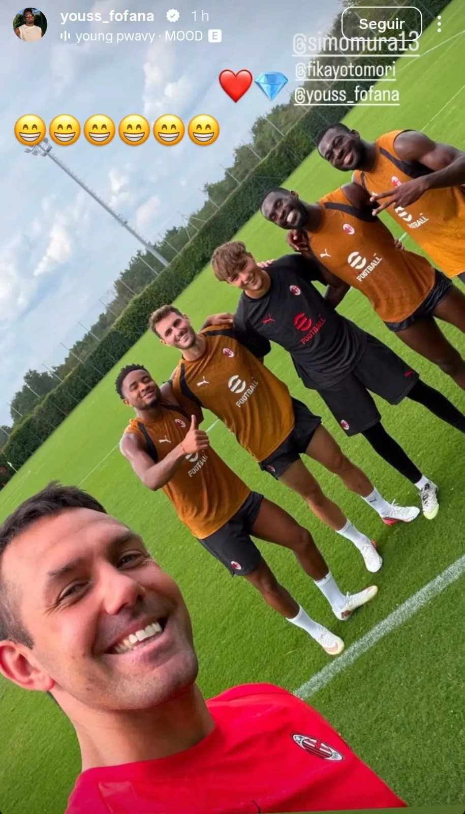 Santi Giménez entrena con los apartados de Milan. (@youss_fofana)