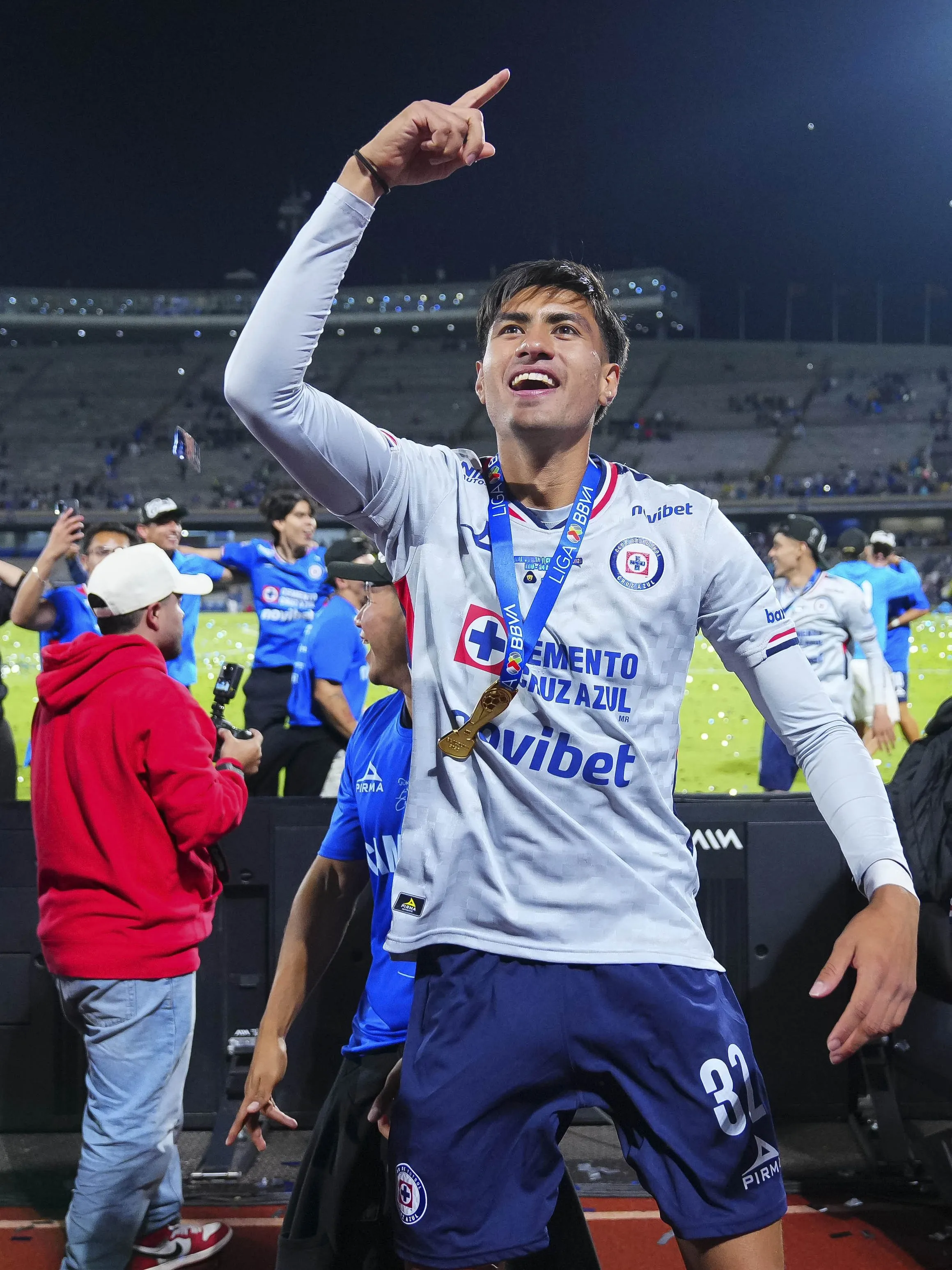 Cristian Jiménez con la medalla de campeón de la Liga MX.
