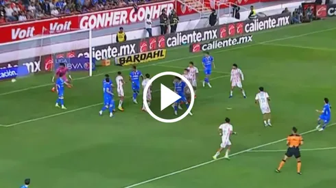 Jeremy Márquez pone el primero de Cruz Azul después de un auténtico golazo de volea.