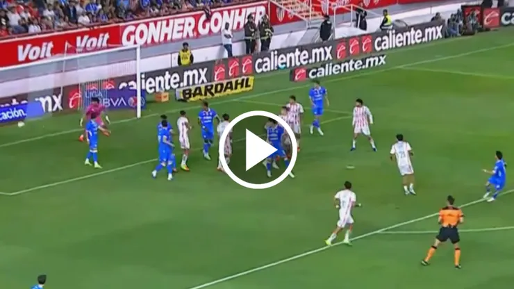 Jeremy Márquez pone el primero de Cruz Azul después de un auténtico golazo de volea.