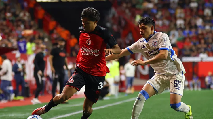 El canterano de Cruz Azul debutó con el primer equipo en el año 2024 en un amistoso contra los Alebrijes de Oaxaca. En aquel entonces el técnico era Martin Anselmi.