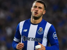 Santiago Giménez dejarìa el Milan y acuerda su llegada al Porto