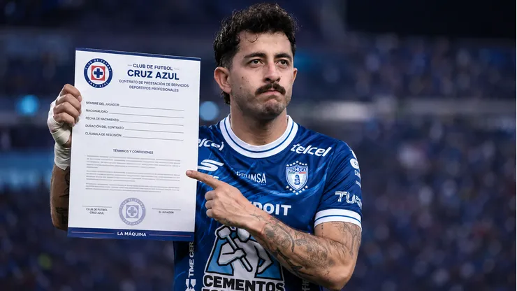 El nuevo y flamante fichaje celeste, a la firma.
