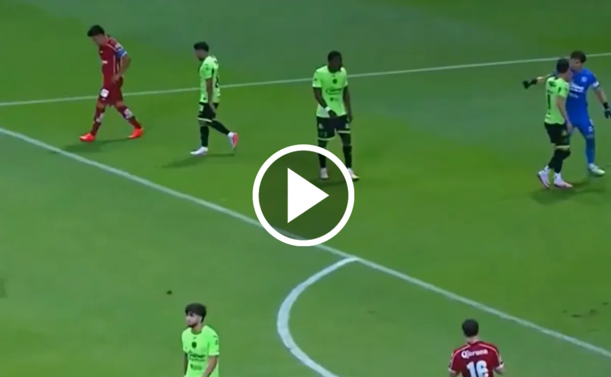 Lo que le faltaba a Sebastián Jurado: Se pelea con un compañero en pleno campo ante Toluca