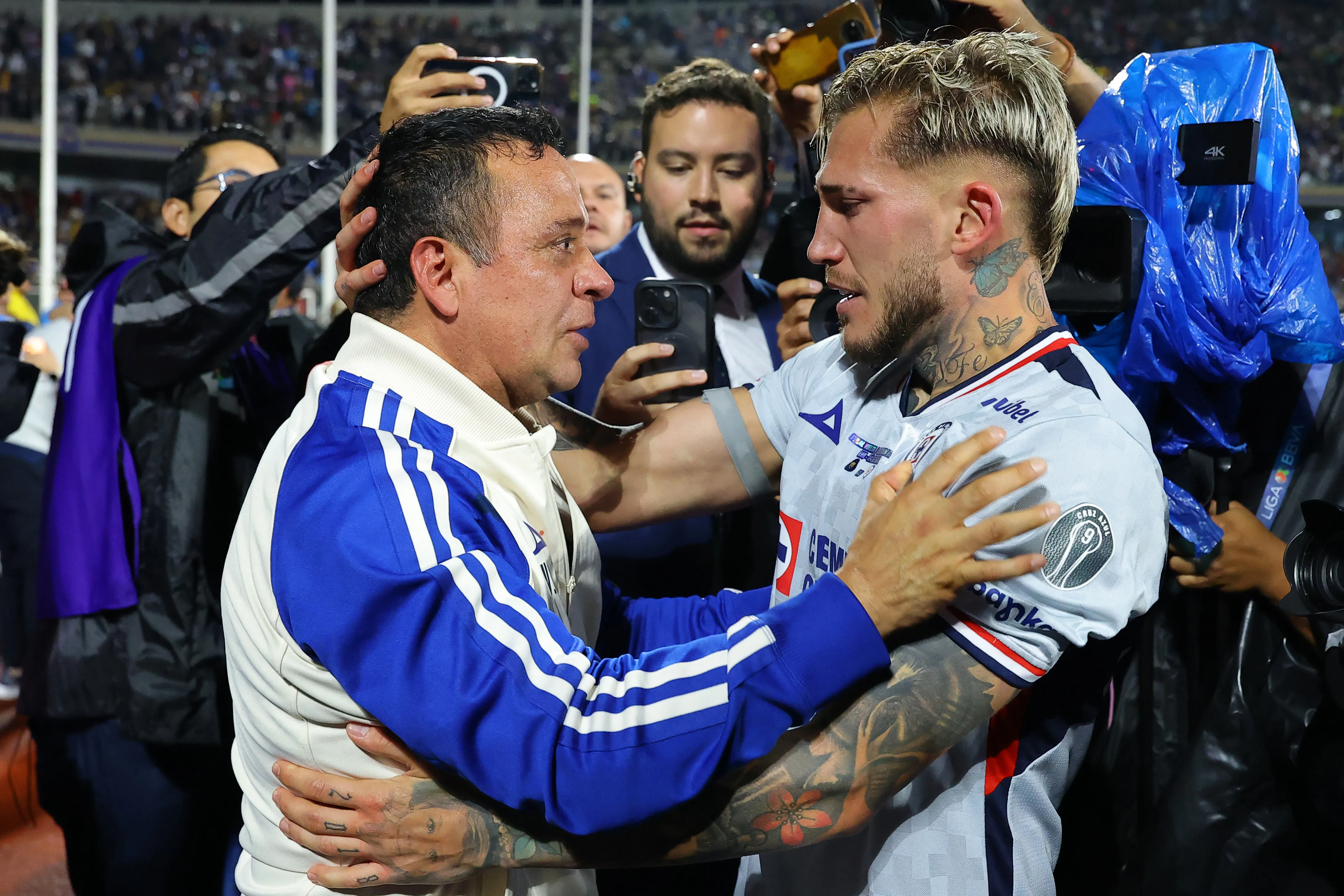 Gonzalo Piovi y Víctor Velázquez se abrazan tras conquistar la décima Liga MX para Cruz Azul. (Getty Images)