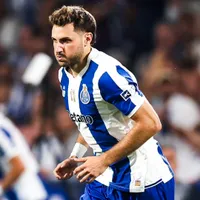 ¡Tuvo su bautismo! Santi Giménez debutó en Porto y la afición reaccionó