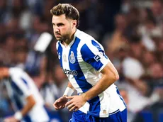 ¡Tuvo su bautismo! Santi Giménez debutó en Porto y la afición reaccionó