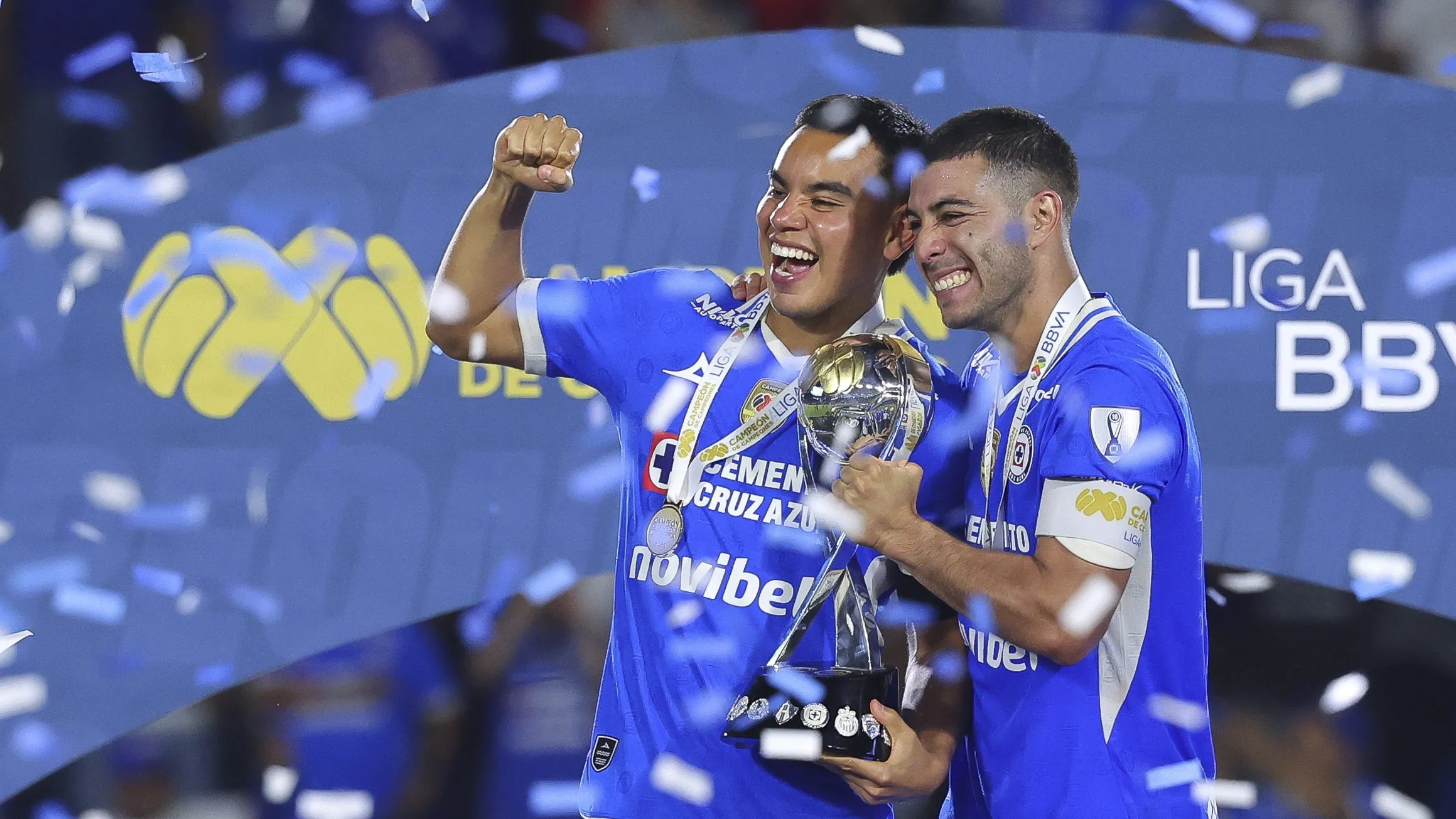 Charly y Lira levantaron un nuevo título ante Toluca. (Imago 7)