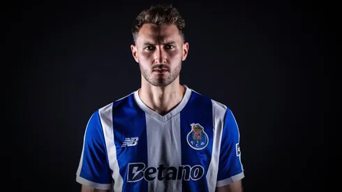 Santi Giménez busca estrenarse en UEFA Champions League con los colores de Porto.