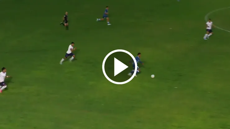 Walter Montoya es la figura del Gimnasia y Tiro de Salta y pasó a los titulares del mundo tras marcar un gol desde la media cancha.