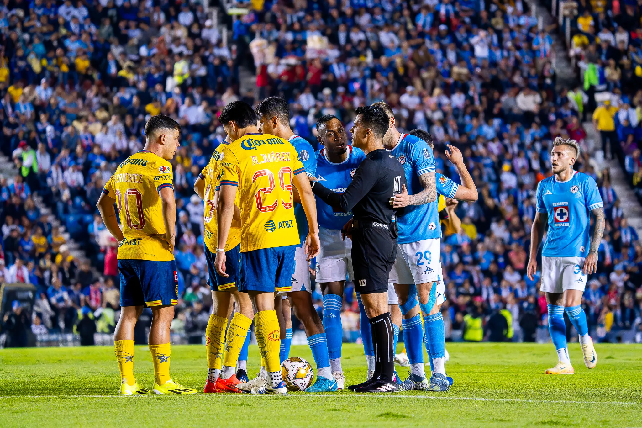 El historial de polémicas ayudas arbitrales al América aumenta la tensión. (Imago7)