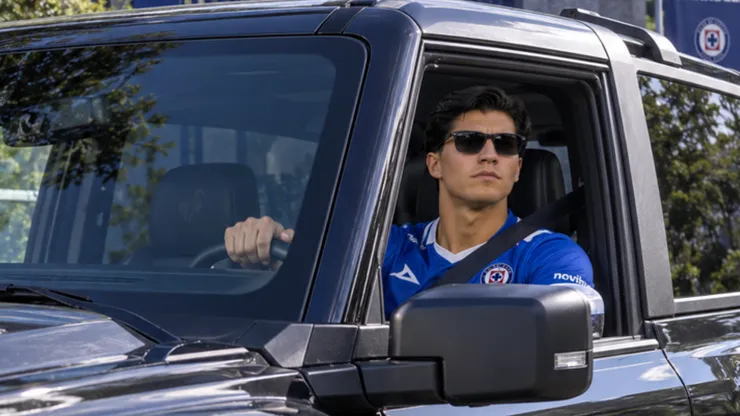 Ralph Orquin llega a Cruz Azul y firma por tres años con el cuadro cementero. Este jueves 10 de septiembre fue presentado de manera oficial.