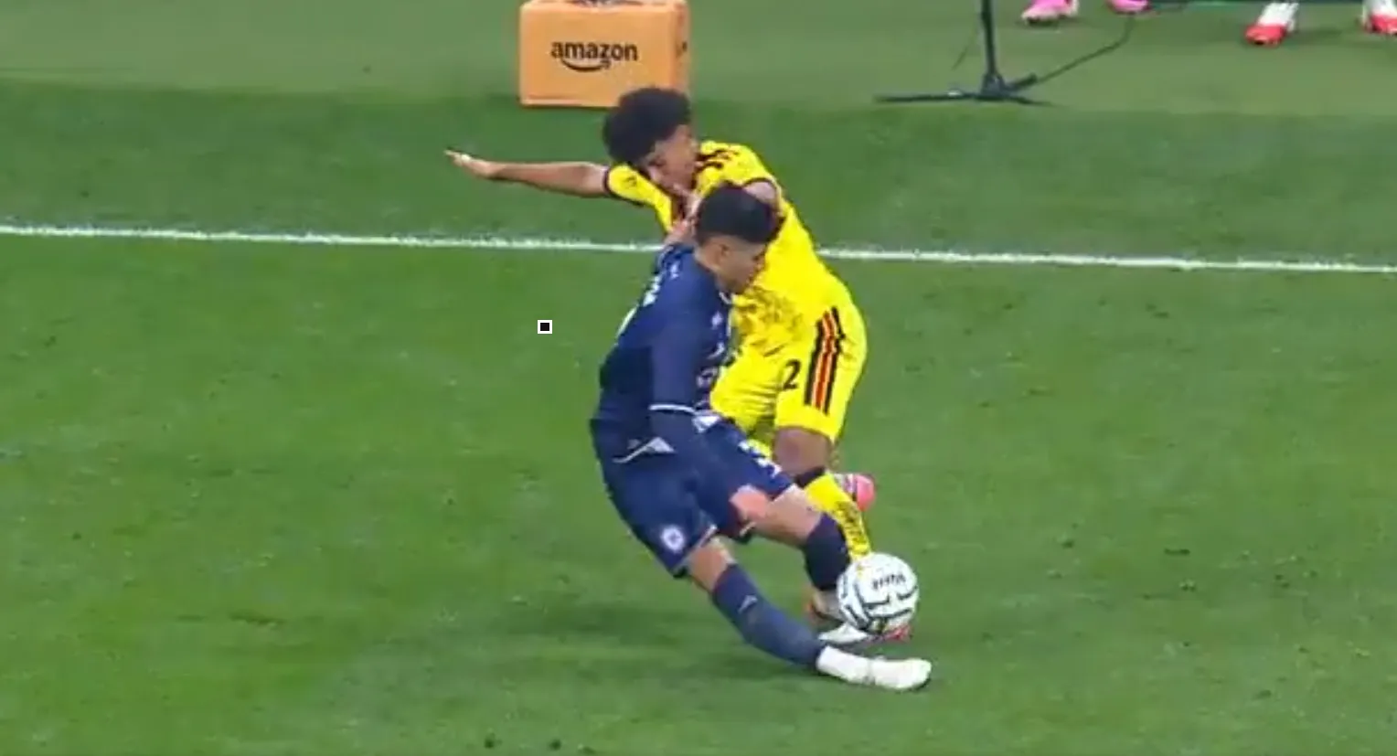 Omar Campos se torció la rodilla en el Clásico Joven. (Captura TUDN)