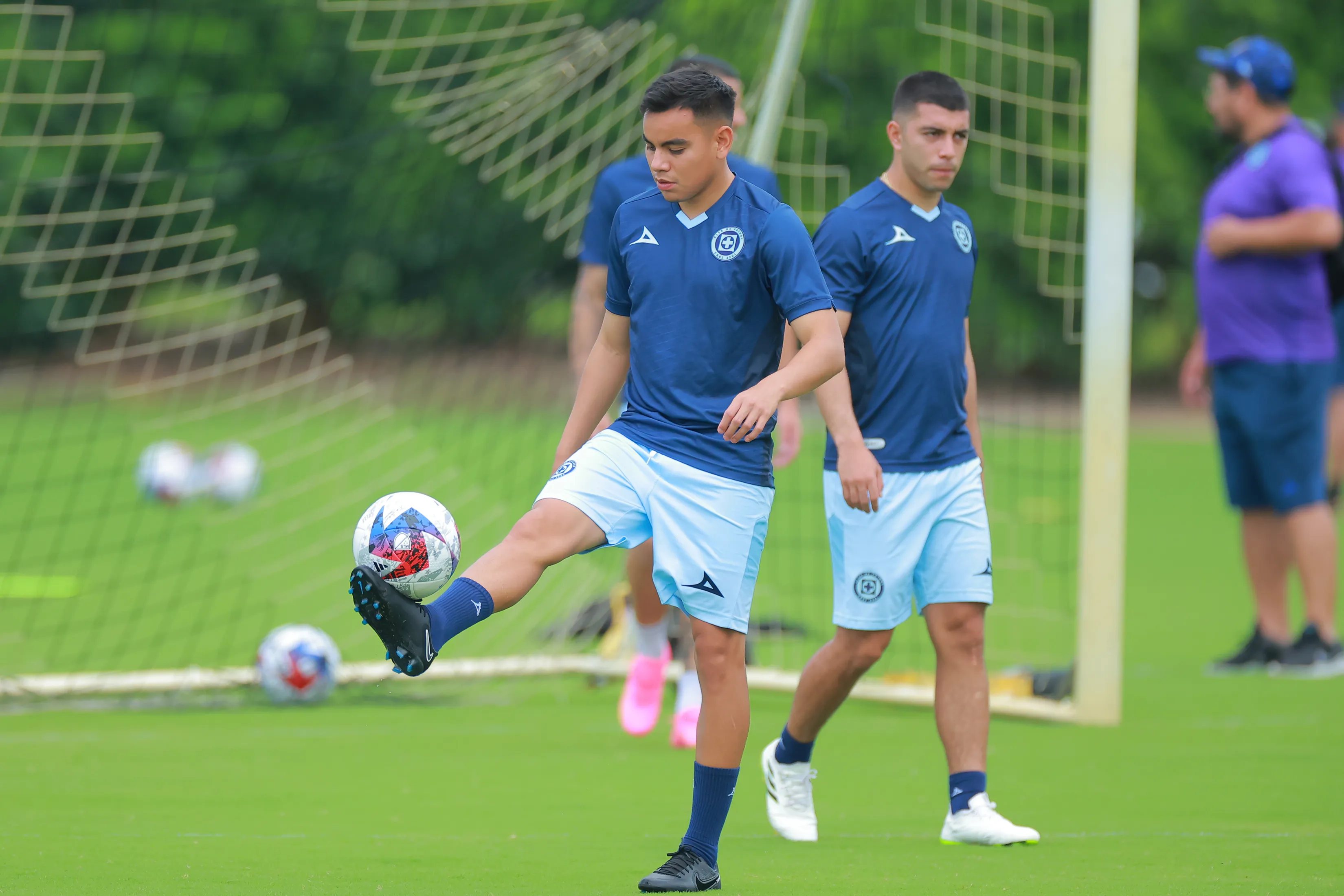 Charly Rodríguez y Erik Lira ya saben lo que es medirse con Messi en Cruz Azul (Getty Images)