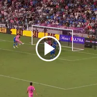 Lionel Messi le ganó a Willer Ditta en el aire y anotó su gol 100