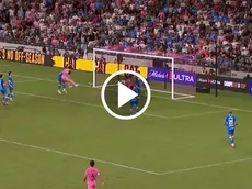 Lionel Messi le ganó a Willer Ditta en el aire y anotó su gol 100