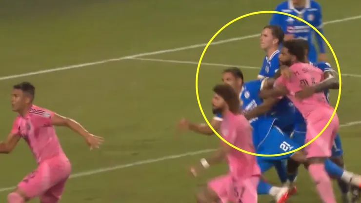 El gol de Casemiro tras un tiro de esquina de Messi llegó tras un agarrón evidente a dos jugadores de Cruz Azul en el área.