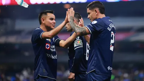 Gabriel Fernández y Carlos Rodríguez festejan uno de los goles de Cruz Azul en la victoria sobre el Club América.