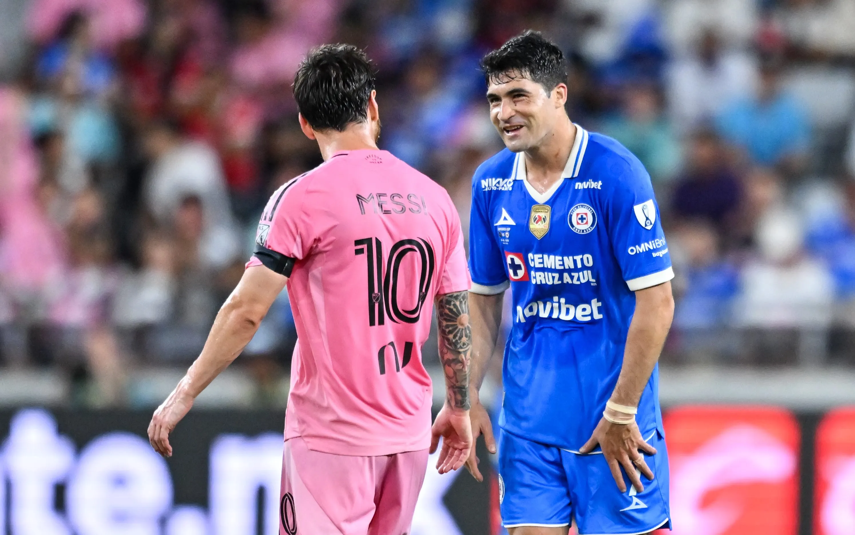 Nico Ibáñez, en diálogo con Lionel Messi durante el Campeones Cup. (Imago 7)