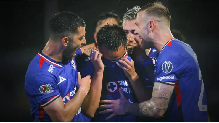 Charly Rodríguez recibió el apoyo de todo Cruz Azul tras el golpe recibido.