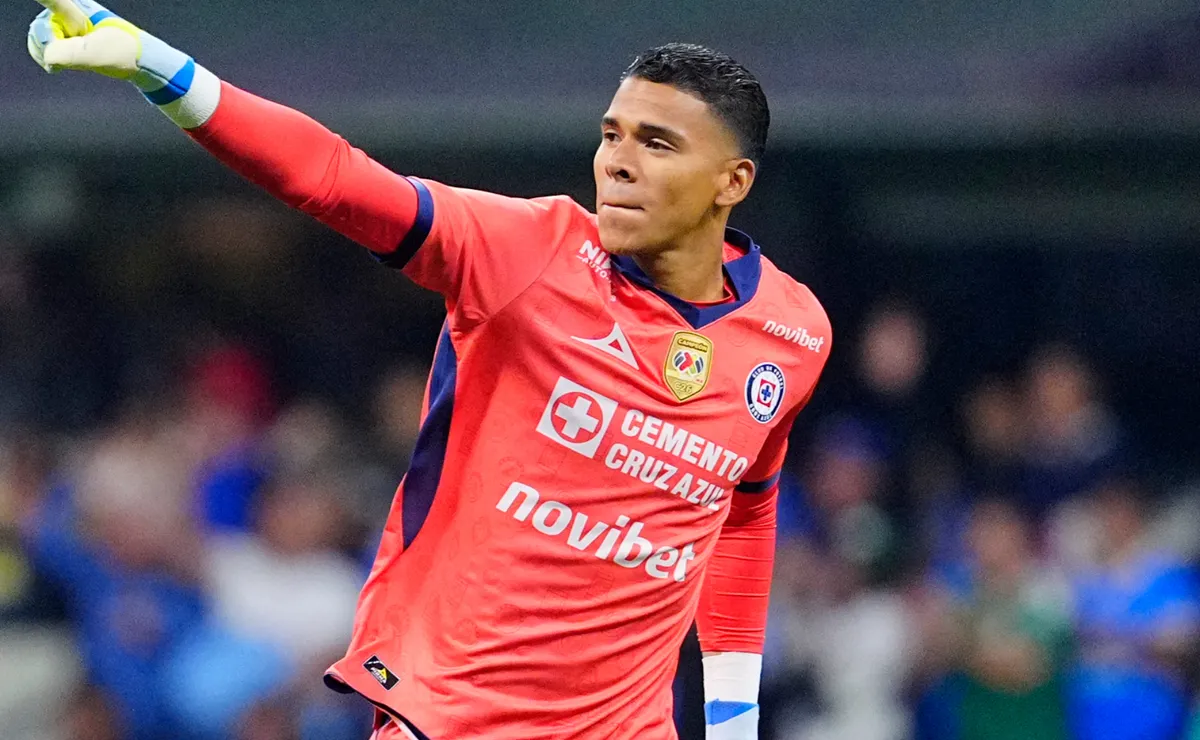 En medio de su vuelta a la Selección Colombiana, la afición de Cruz Azul estalló contra Kevin Mier