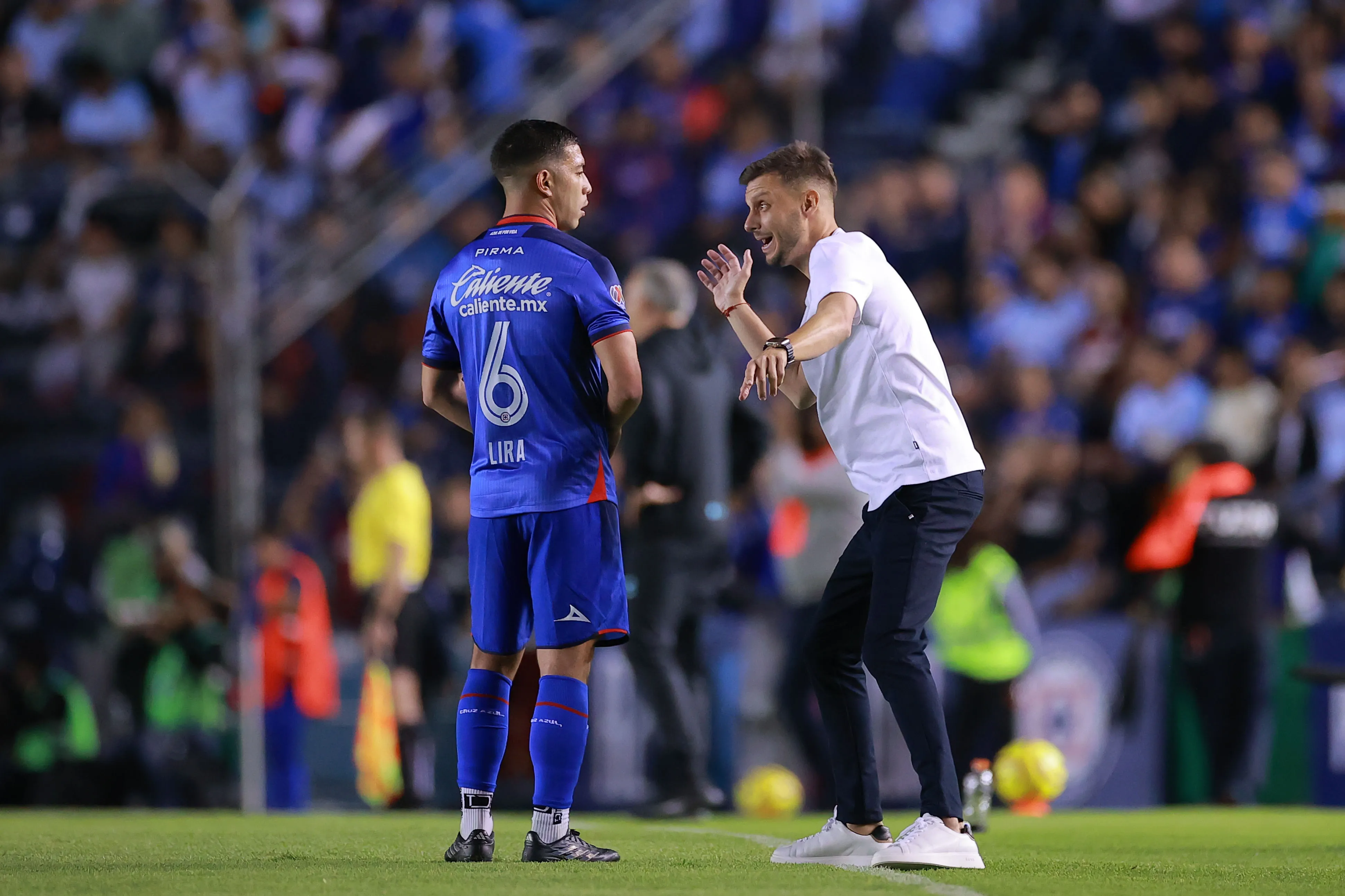 Anselmi le da indicaciones a Lira en su debut ante Pachuca (IMAGO7).