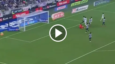 El Toro Fernández tuvo la jugada más peligrosa de Cruz Azul en todo el encuentro pero el uruguayo le erró en su tiro.