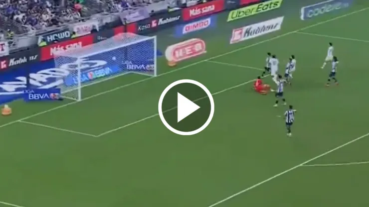 El Toro Fernández tuvo la jugada más peligrosa de Cruz Azul en todo el encuentro pero el uruguayo le erró en su tiro.