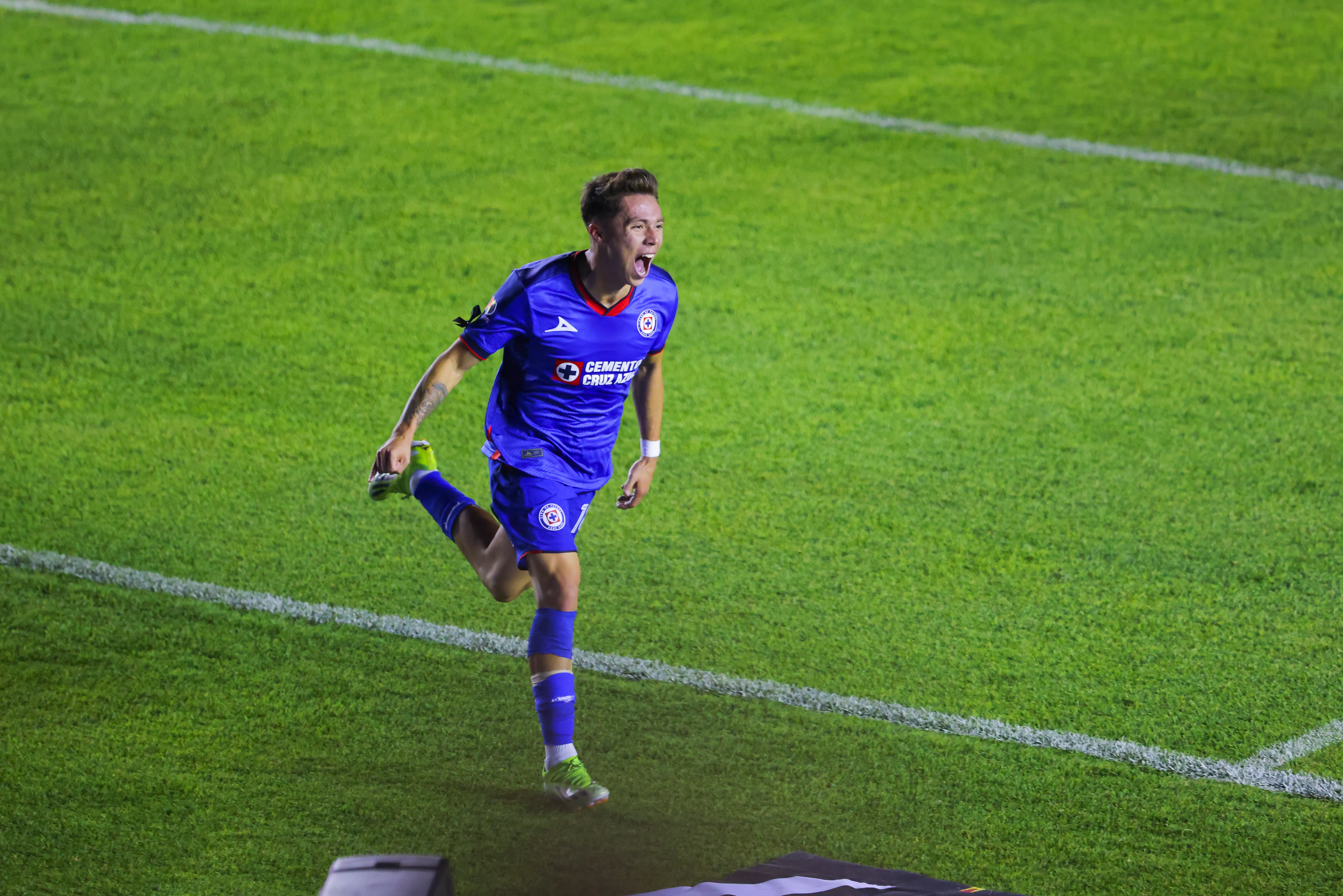 Rodrigo Huescas, en festejo de gol con Cruz Azul. (Getty)