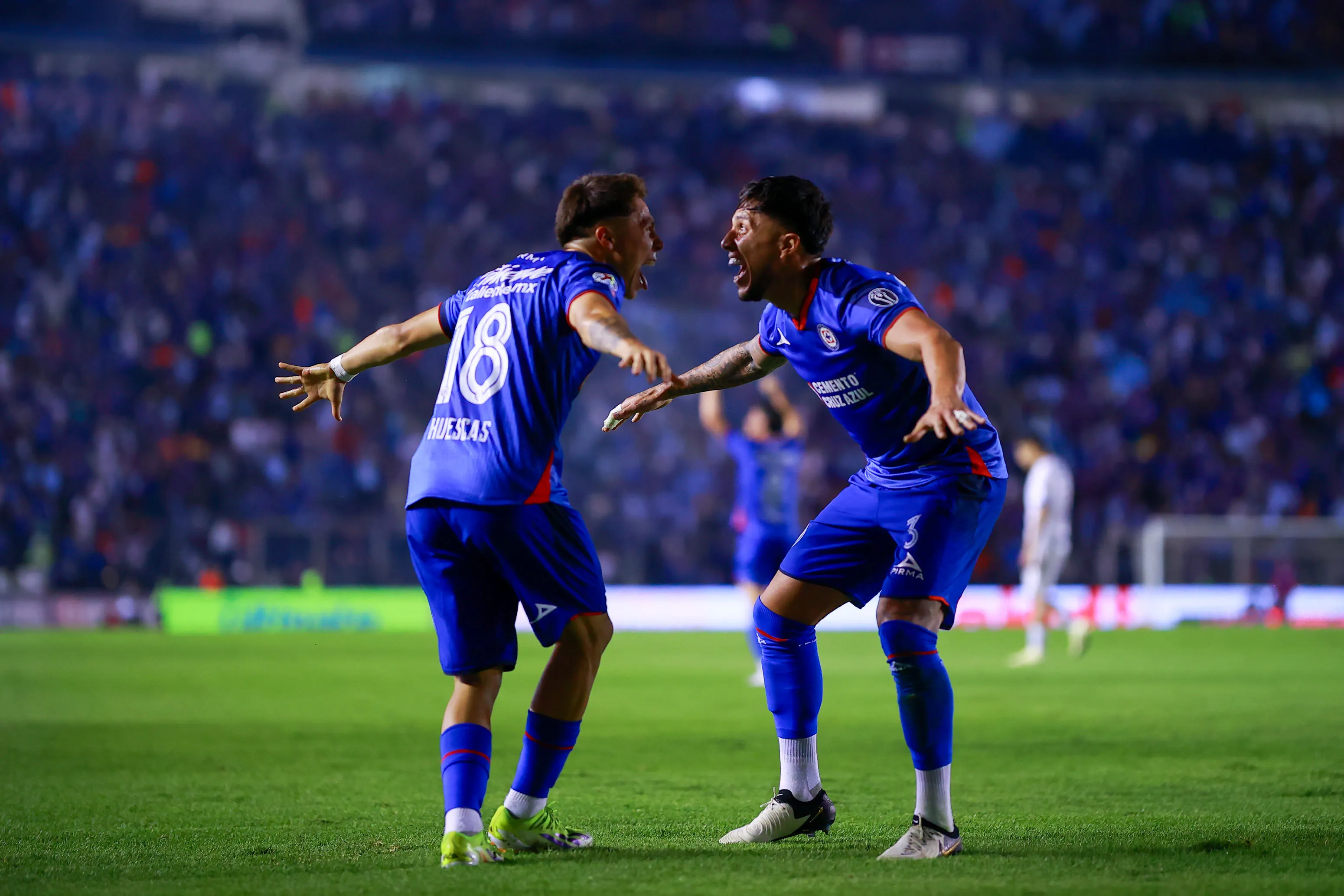 Rodrigo Huescas y Carlos Salcedo, amigos de Cruz Azul. (Getty Images)