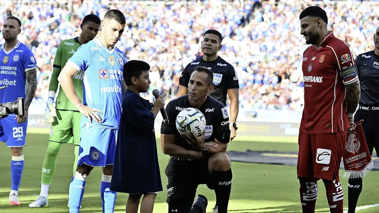 Por una cuestión de horarios y de televisoras, la competición oficial adelantó el duelo entre Cruz Azul y Toluca para que no coincida con el del amistoso de México vs. Colombia.