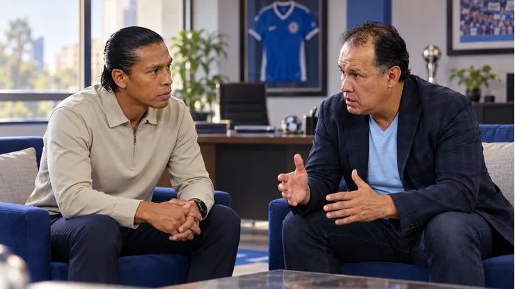 Juan Reynoso aconsejó a Joel Huiqui como DT de Cruz Azul.