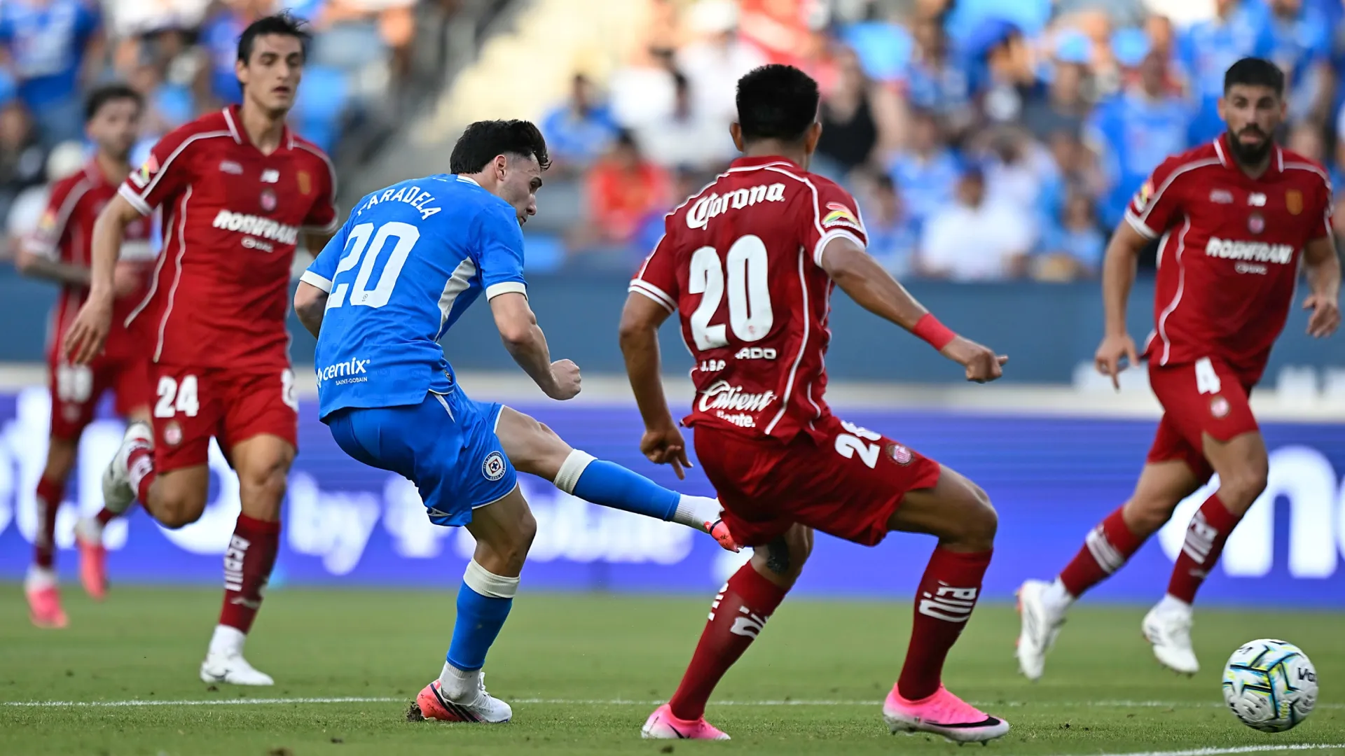 José Paradela convirtió dos goles en el último partido de Cruz Azul ante Toluca en Campeón de Campeones. (Imago7)