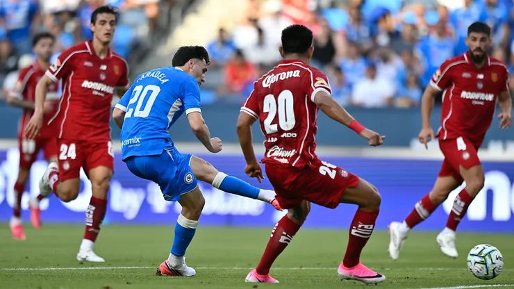 José Paradela convirtió dos goles en el último partido de Cruz Azul ante Toluca, correspondiente al Campeón de Campeones.