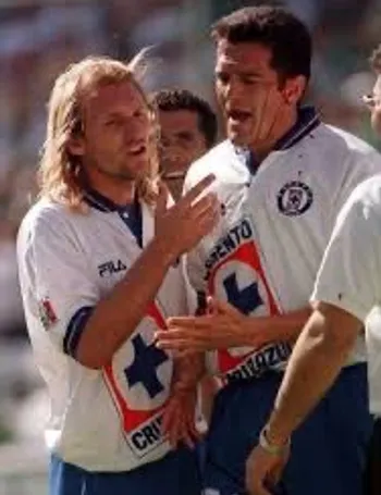 Adomaitis compartió vestidor con el histórico goleador, Carlos Hermosillo. (Vamos Azul / ChatGPT)