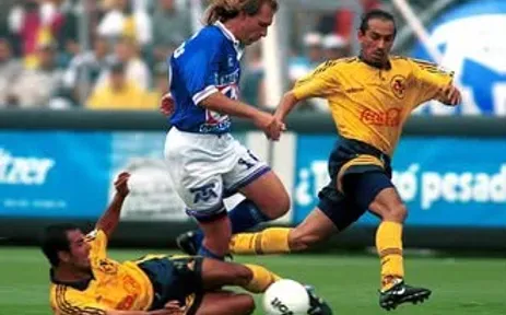Héctor Adomaitis portó la 10 de Cruz Azul a finales de los ’90. (GENTILEZA)