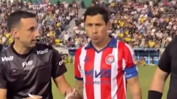 La afición de Cruz Azul no tomó de buen agrado ver al Cata Domínguez luciendo la playera de los rojiblancos.