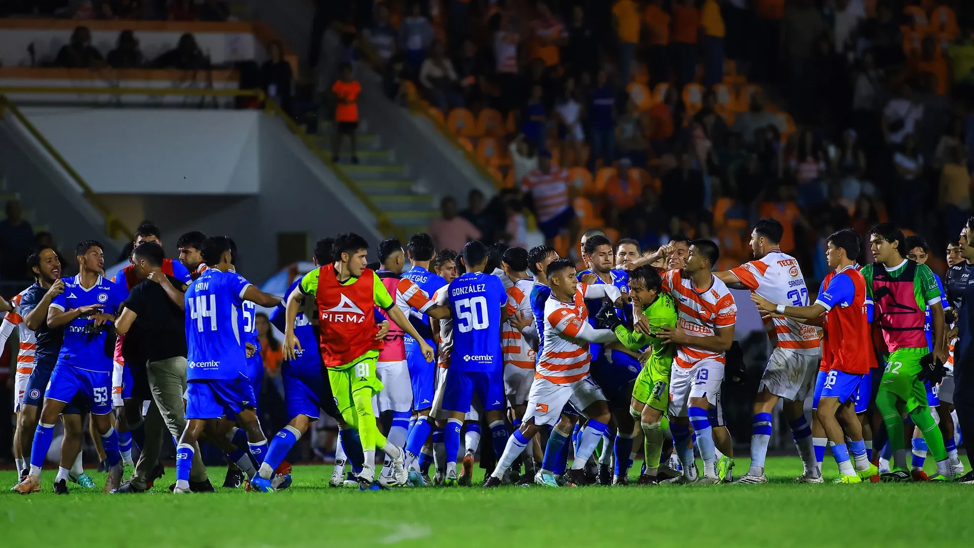 El final del partido de Cruz Azul Hidalgo ante Correcaminos terminó en un conato de bronca. (Imago7)