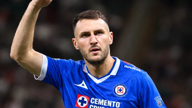 Aficionados de Cruz Azul hablan de un posible regreso de Santi Giménez.