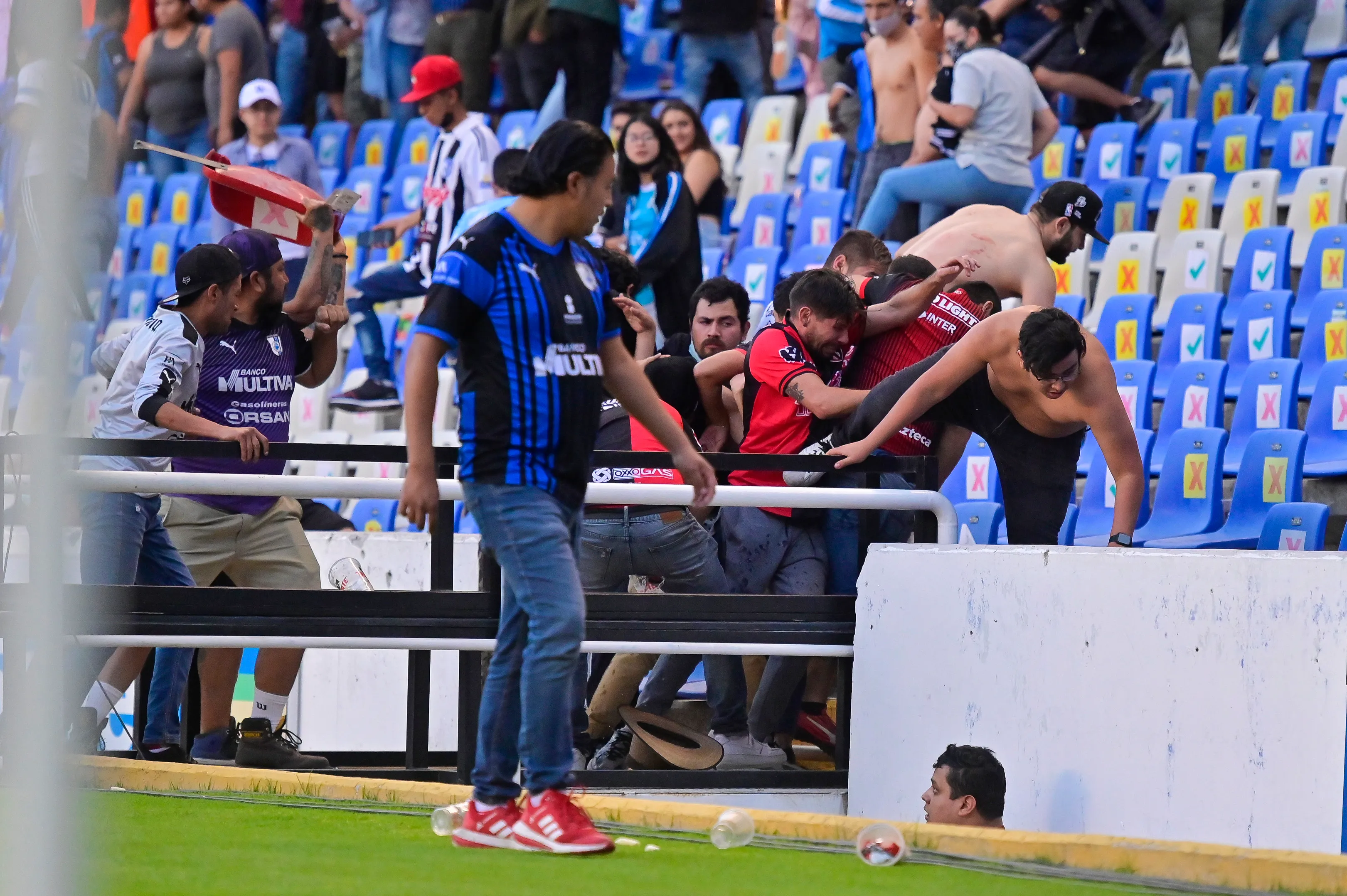 Aficionados de Atlas y Querétaro en el conato de bronca que obligó a suspender el juego. (Imago7)