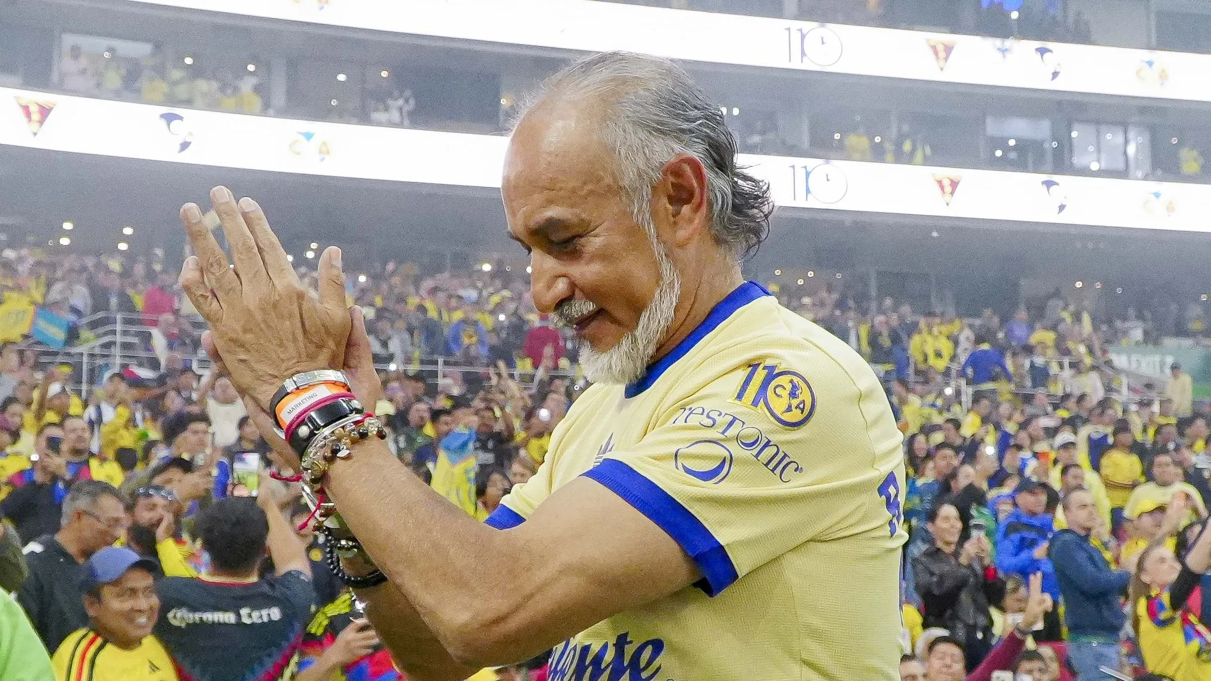 El DT de Cruz Azul Femenil causó polémica por vestirse del América.