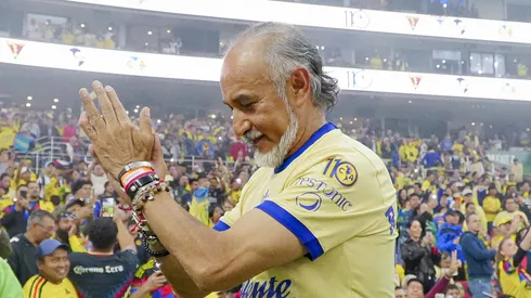 El DT de Cruz Azul Femenil causó polémica por vestirse del América.