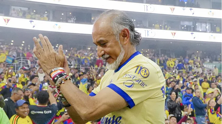 El DT de Cruz Azul Femenil causó polémica por vestirse del América.
