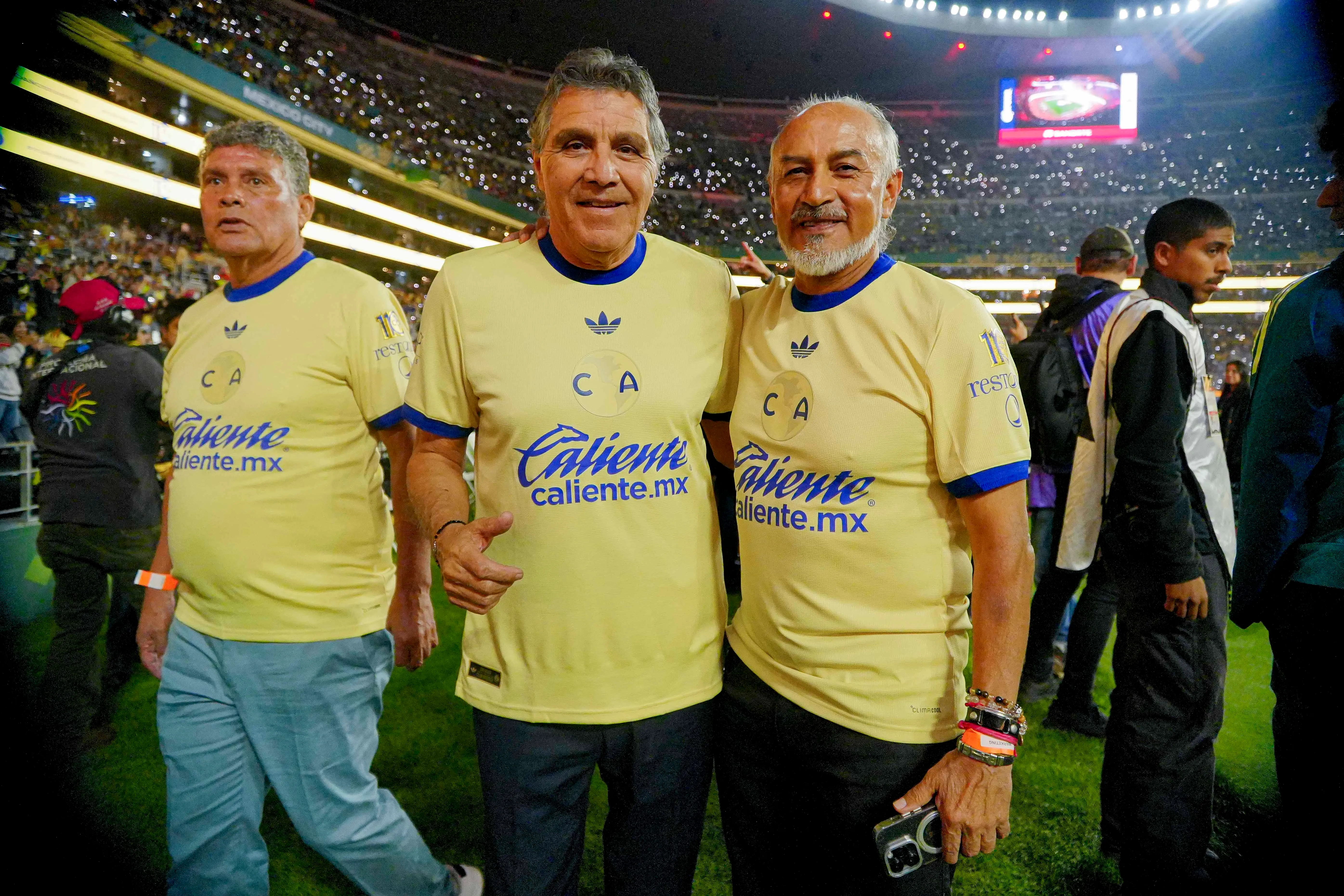 Raúl Gutiérrez junto a Eduardo Vacas en el homenaje de América a sus ex. (Imago 7)